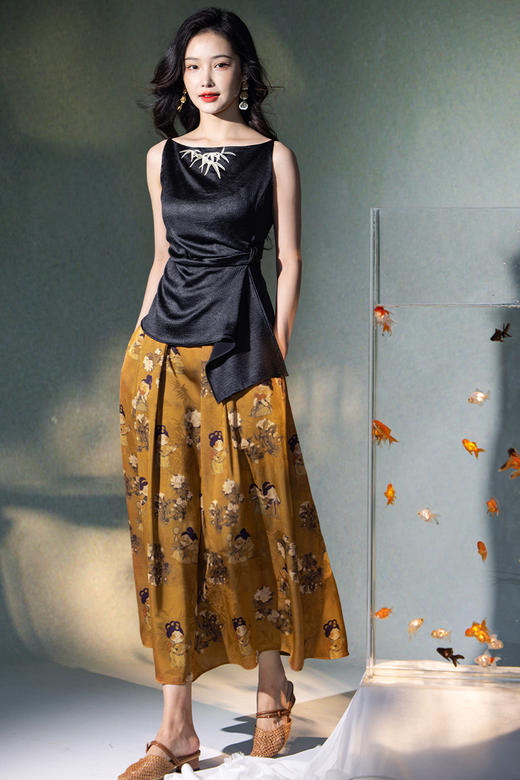 逸红颜明月优选#唐宫漫游记​​「唐宫集」新中式缎面叠褶半身裙，藏着盛唐仕女的灵动笑靥~ 商品图6