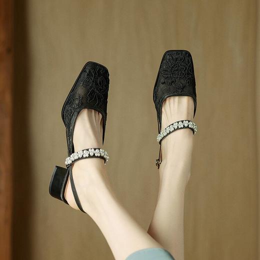 【预售5天】蕾丝网纱珍珠粗跟包头凉鞋女夏百搭甜美方头一字带中跟单鞋高跟鞋AJ&AJ9393-1 商品图4