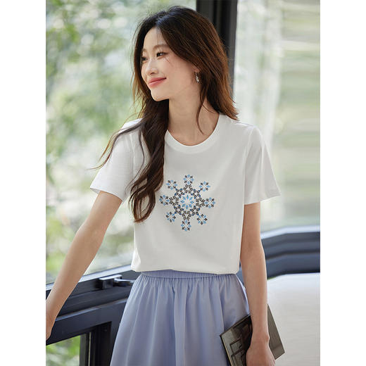 【专属特价】熙世界元气民族风刺绣t恤2025夏季新款印花短袖女微弹显瘦上衣T 商品图4