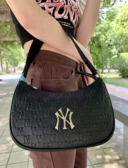 【时尚百搭】MLB皮质暗纹腋下包 商品图3