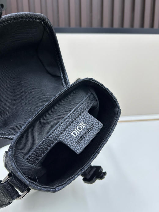 夏季特惠💰600 竖版翻盖信使包 手机包 是夏季男装系列新品2HTCA544 现代时尚的设计 商品图7