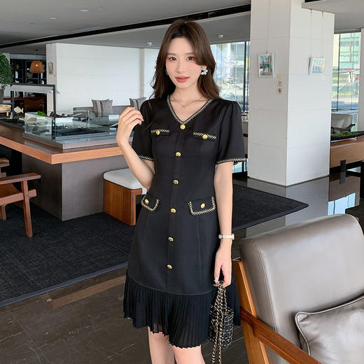 奢姿大码女装2026夏季胖妹妹V领轻奢优雅连衣裙单排扣气质裙子9952869215【1】 商品图1