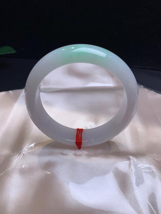 612695，57.5 飘绿正圈手镯，一截清新淡雅的绿底 商品图0