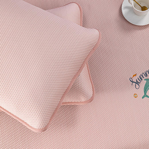 多喜爱 凉豆豆笠围三件套- 海星漫步/海之韵味/海豚精灵/海浪沙滩【精美绣花】 【可水洗机洗】【柔软可折叠】【凉感值0.28】【全方位包裹】 凉席子A类标准 有效抗菌 3D立体凉豆豆 商品图5