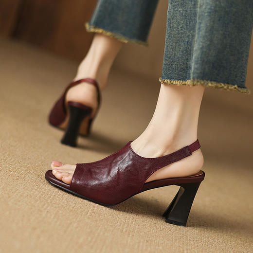 【预售5天】法式复古软羊皮方头鱼嘴凉鞋女高跟夏季新款黑色真皮罗马鞋女粗跟DS&1687 商品图3