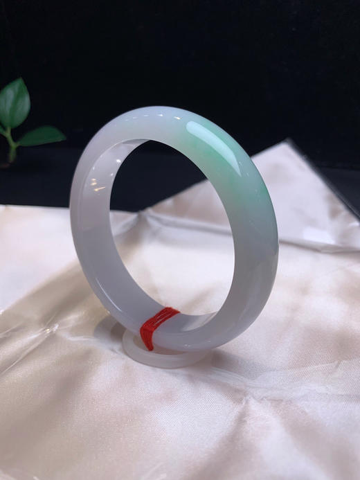 612695，57.5 飘绿正圈手镯，一截清新淡雅的绿底 商品图4