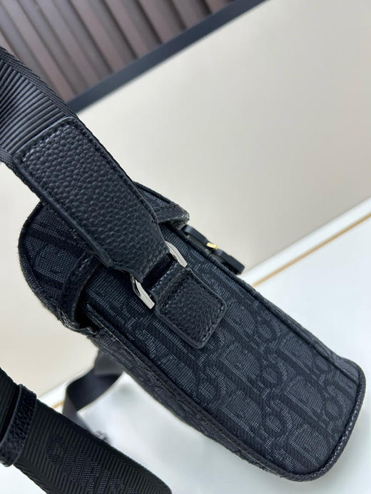 夏季特惠💰600 竖版翻盖信使包 手机包 是夏季男装系列新品2HTCA544 现代时尚的设计 商品图5