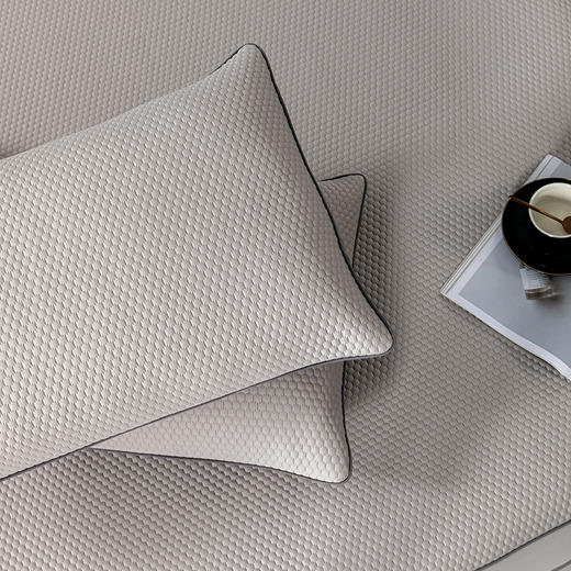 多喜爱 凉豆豆笠围三件套-木槿（灰/粉/蓝/米）【可水洗机洗】【柔软可折叠】【凉感值0.28】【全方位包裹】 凉席子A类标准 有效抗菌  3D立体凉豆豆 商品图12