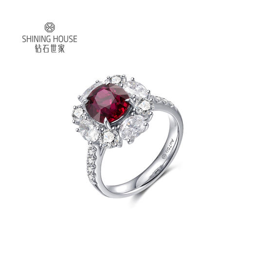 【红宝石戒指】钻石世家 18K金红宝石镶钻戒指   高级设计珠宝系列 让人一见倾心的红宝石 演绎女性的高贵柔情 也寓意着浪漫炙热的美好感情 商品图0