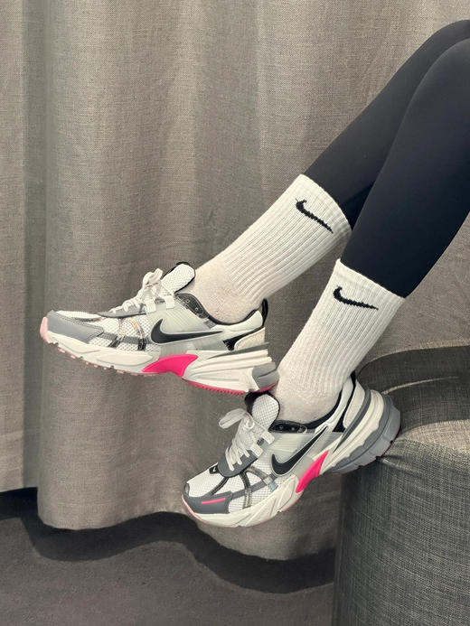 🌸【品牌授权】正品耐克‼️河南奥莱仓库直发💕 千禧年时代美学🌈「Nike V2K Run」重回复古全系列合集✨复古玩家新选择 鞋面网眼设计，轻盈透气 双密度泡绵中底✨ 商品图11