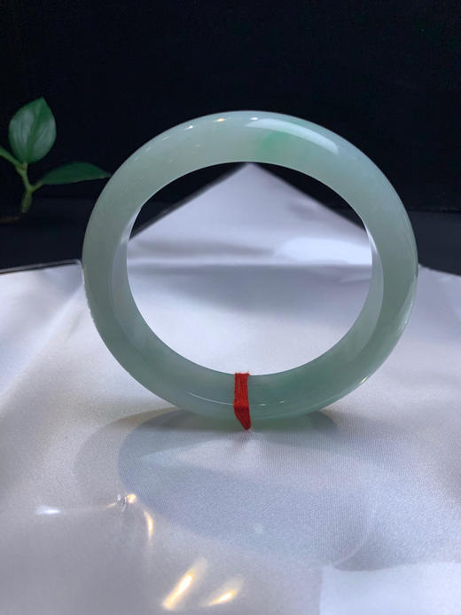 612694，59.5冰晴绿手镯，冰润细腻，整体均匀清爽 商品图2