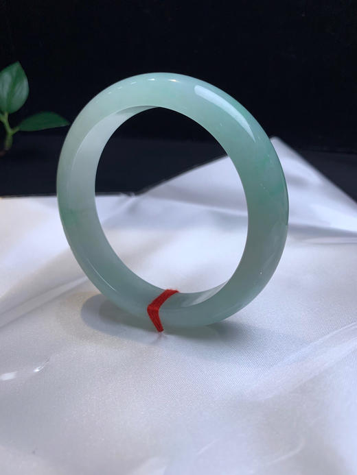 612694，59.5冰晴绿手镯，冰润细腻，整体均匀清爽 商品图1