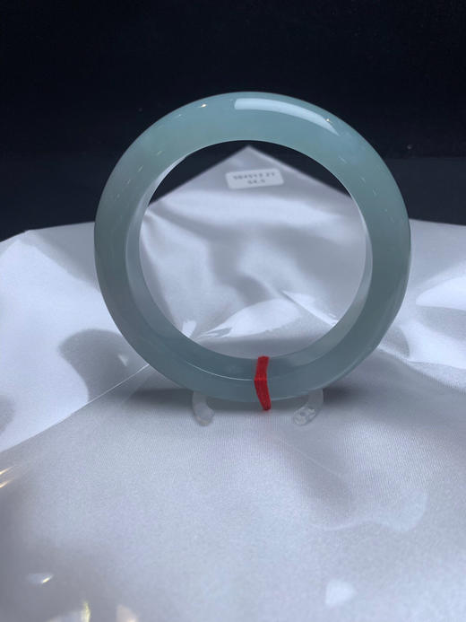 612692，54.5冰晴底手镯，版型漂亮，整条带晴绿底色，润润的 商品图4