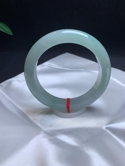612697，58.4冰晴底手镯，版型漂亮，整条带晴绿底色，润润的，均匀干净 商品图2