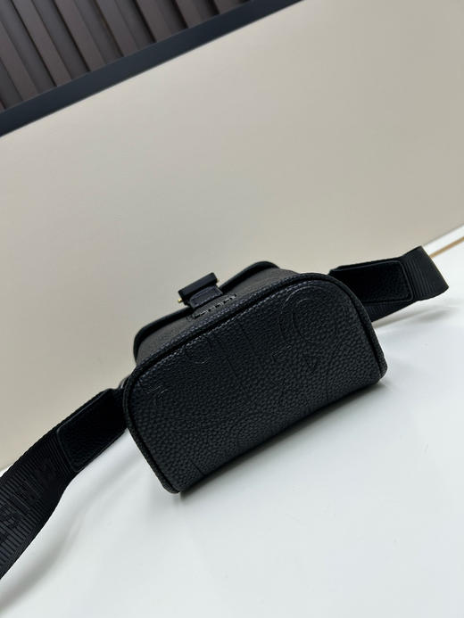 夏季特惠💰600 竖版翻盖信使包 手机包 是夏季男装系列新品2HTCA544 现代时尚的设计 商品图4