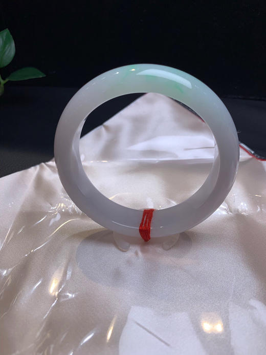 612695，57.5 飘绿正圈手镯，一截清新淡雅的绿底 商品图3