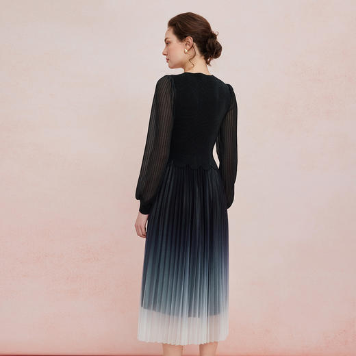 QF8342025新款法式浪漫压褶坑条修身显瘦可容大尺寸渐变连衣裙 商品图1