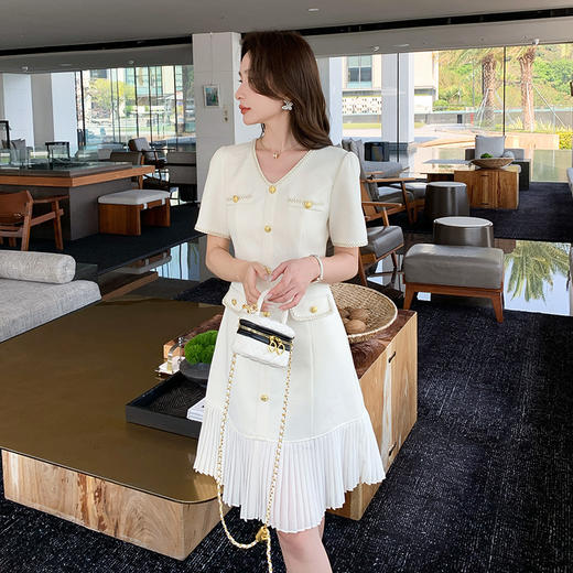 奢姿大码女装2026夏季胖妹妹V领轻奢优雅连衣裙单排扣气质裙子9952869215【1】 商品图4