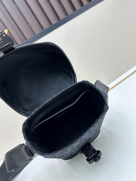 夏季特惠💰600 竖版翻盖信使包 手机包 是夏季男装系列新品2HTCA544 现代时尚的设计 商品图6