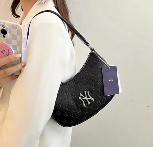 【时尚百搭】MLB皮质暗纹腋下包 商品图2