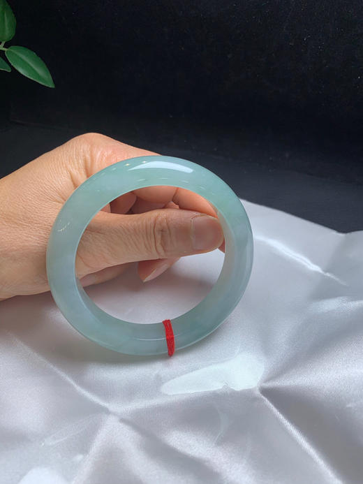 612697，58.4冰晴底手镯，版型漂亮，整条带晴绿底色，润润的，均匀干净 商品图5