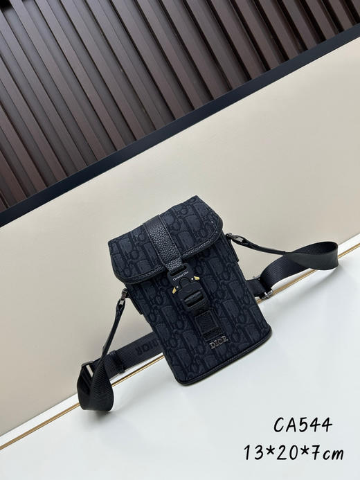 夏季特惠💰600 竖版翻盖信使包 手机包 是夏季男装系列新品2HTCA544 现代时尚的设计 商品图0