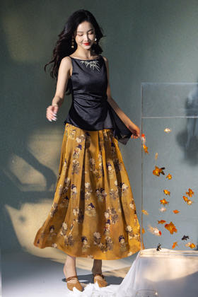 逸红颜明月优选#唐宫漫游记​​「唐宫集」新中式缎面叠褶半身裙，藏着盛唐仕女的灵动笑靥~