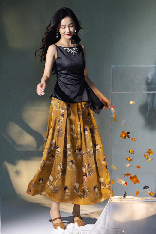 逸红颜明月优选#唐宫漫游记​​「唐宫集」新中式缎面叠褶半身裙，藏着盛唐仕女的灵动笑靥~ 商品图0