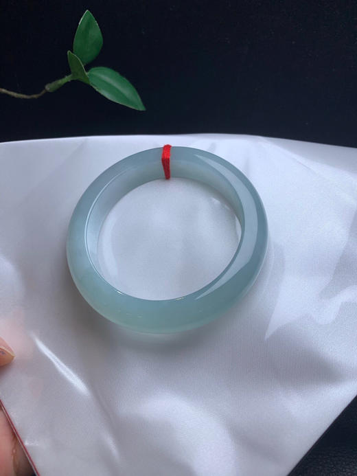 612692，54.5冰晴底手镯，版型漂亮，整条带晴绿底色，润润的 商品图2