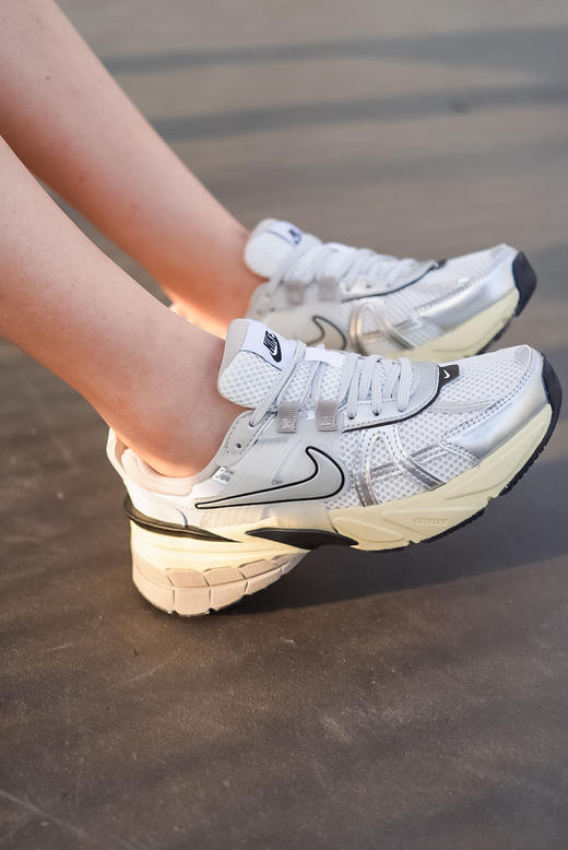 🌸【品牌授权】正品耐克‼️河南奥莱仓库直发💕 千禧年时代美学🌈「Nike V2K Run」重回复古全系列合集✨复古玩家新选择 鞋面网眼设计，轻盈透气 双密度泡绵中底✨ 商品图7