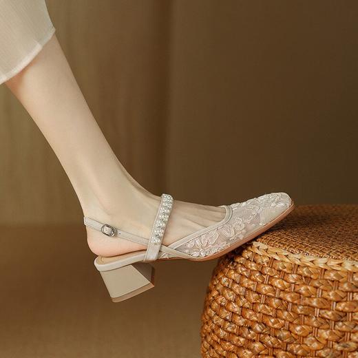 【预售5天】蕾丝网纱珍珠粗跟包头凉鞋女夏百搭甜美方头一字带中跟单鞋高跟鞋AJ&AJ9393-1 商品图1