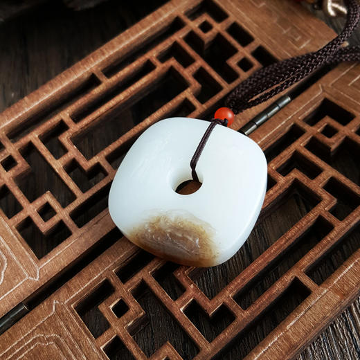 【天然正品】天然新疆且末糖料油润度佳方形山水牌和田玉吊坠项链34.6*33.8*9.0MM（皆取最大值）中性款现售价：3880！030425AH38 商品图2