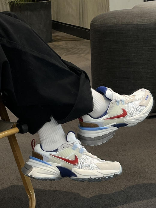 🌸【品牌授权】正品耐克‼️河南奥莱仓库直发💕 千禧年时代美学🌈「Nike V2K Run」重回复古全系列合集✨复古玩家新选择 鞋面网眼设计，轻盈透气 双密度泡绵中底✨ 商品图12