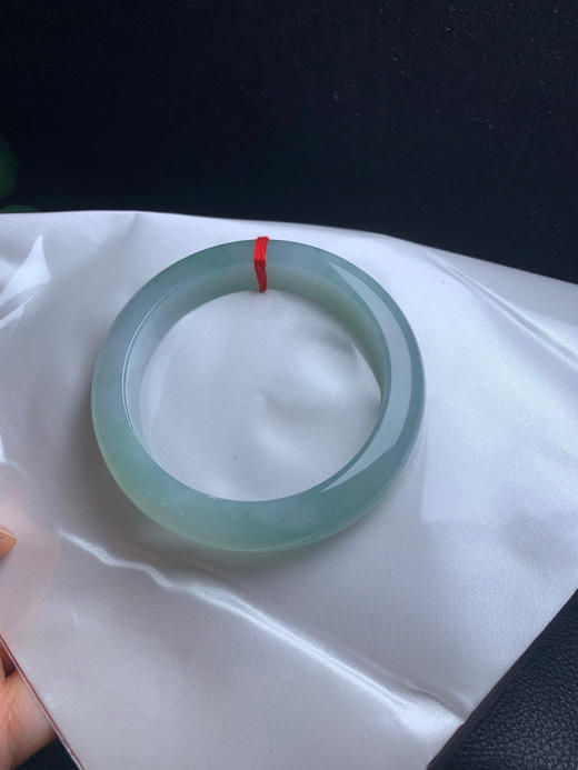 612697，58.4冰晴底手镯，版型漂亮，整条带晴绿底色，润润的，均匀干净 商品图4