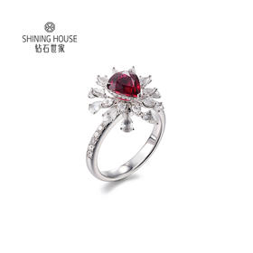 【红宝石戒指】钻石世家 18K金红宝石镶钻戒指  高级设计珠宝系列  让人一见倾心的红宝石 演绎女性的高贵柔情 也寓意着浪漫炙热的美好感情