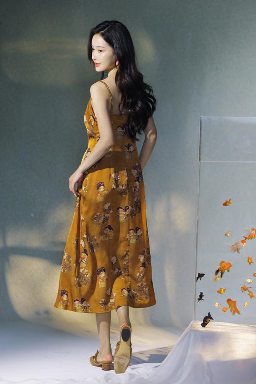 逸红颜明月优选#唐宫漫游记​​「唐宫游」新中式缎面吊带裙，藏着盛唐仕女的灵动笑靥~ 商品图5