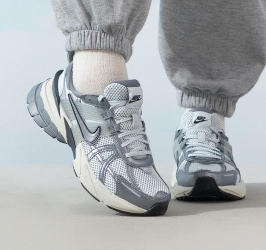 🌸【品牌授权】正品耐克‼️河南奥莱仓库直发💕 千禧年时代美学🌈「Nike V2K Run」重回复古全系列合集✨复古玩家新选择 鞋面网眼设计，轻盈透气 双密度泡绵中底✨ 商品图6