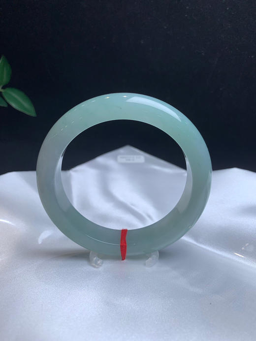 612697，58.4冰晴底手镯，版型漂亮，整条带晴绿底色，润润的，均匀干净 商品图1