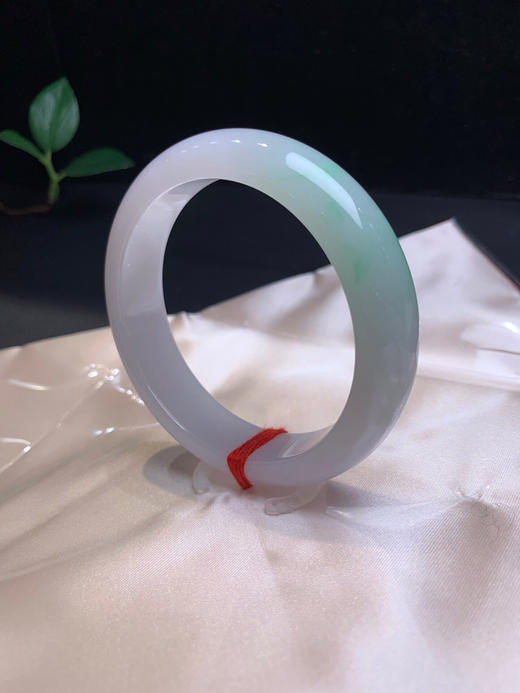 612695，57.5 飘绿正圈手镯，一截清新淡雅的绿底 商品图1