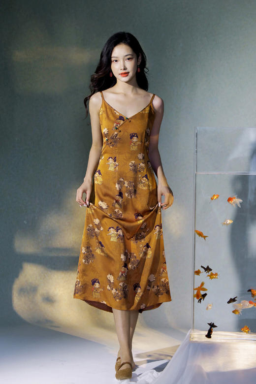 逸红颜明月优选#唐宫漫游记​​「唐宫游」新中式缎面吊带裙，藏着盛唐仕女的灵动笑靥~ 商品图8