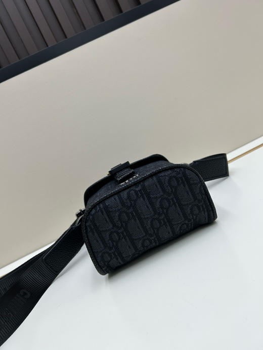 夏季特惠💰600 竖版翻盖信使包 手机包 是夏季男装系列新品2HTCA544 现代时尚的设计 商品图4