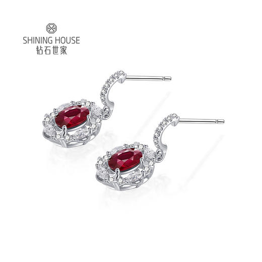 【红宝石耳饰】钻石世家 18K金红宝石镶钻耳饰耳环耳钉   高级设计珠宝系列 让人一见倾心的红宝石 演绎女性的高贵柔情 也寓意着浪漫炙热的美好感情 商品图1