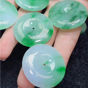 玉美人菲菲^翡翠平安扣吊坠约33mm