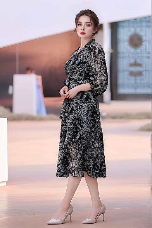 V领系带收腰显瘦七分袖连衣裙 商品图1