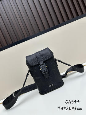 夏季特惠💰600 竖版翻盖信使包 手机包 是夏季男装系列新品2HTCA544 现代时尚的设计