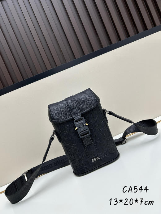 夏季特惠💰600 竖版翻盖信使包 手机包 是夏季男装系列新品2HTCA544 现代时尚的设计 商品图0