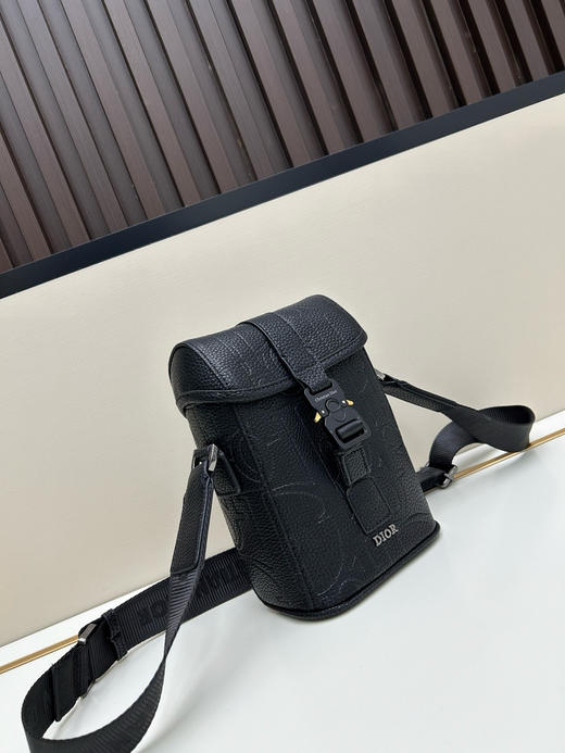 夏季特惠💰600 竖版翻盖信使包 手机包 是夏季男装系列新品2HTCA544 现代时尚的设计 商品图1