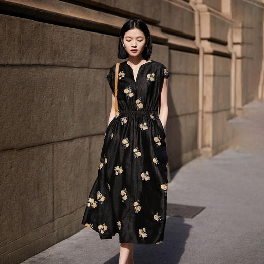 ORIGNAL&CO龟裂纹v领刺绣连衣裙 | 东方雅韵 重工刺绣 轻盈利落 优雅有设计感 商品图2