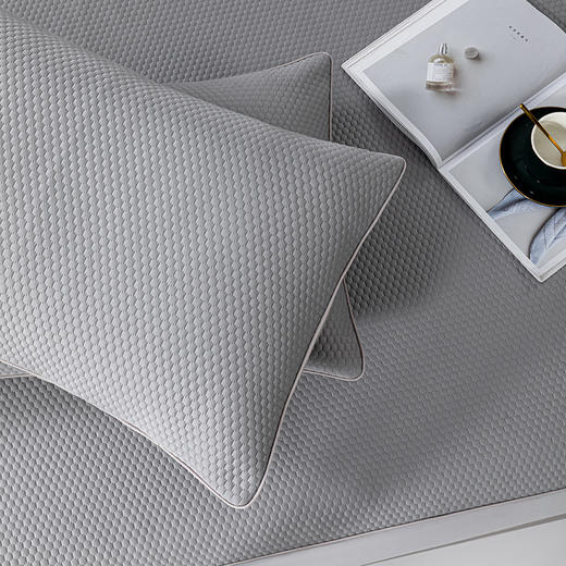 多喜爱 凉豆豆笠围三件套-木槿（灰/粉/蓝/米）【可水洗机洗】【柔软可折叠】【凉感值0.28】【全方位包裹】 凉席子A类标准 有效抗菌  3D立体凉豆豆 商品图2