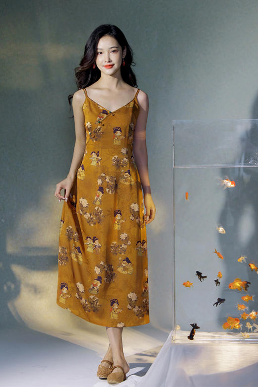 逸红颜明月优选#唐宫漫游记​​「唐宫游」新中式缎面吊带裙，藏着盛唐仕女的灵动笑靥~ 商品图3